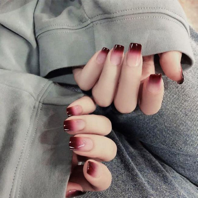 Hiệu ứng móng tay đẹp màu đỏ mận ombre độc đáo