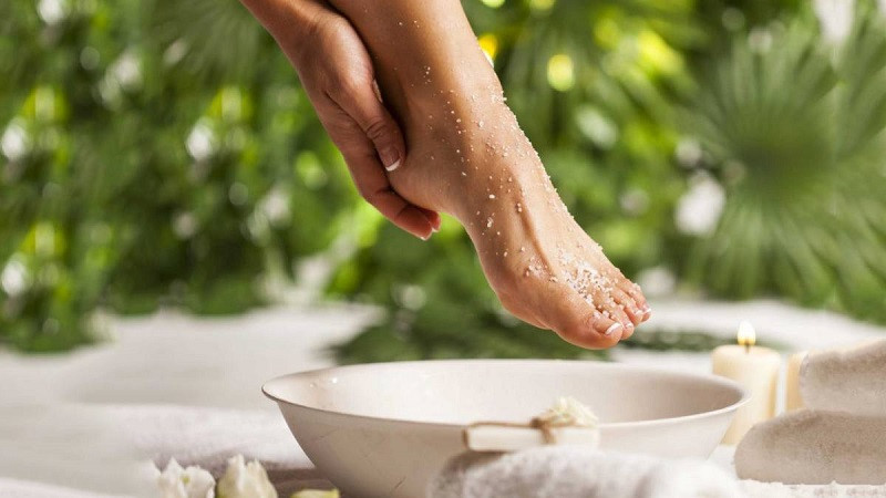 Hình ảnh bàn chân với kẽ ngón chân bị tổn thương do nước ăn