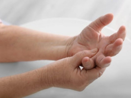 Hình ảnh bàn tay bị tê cóng, móng tay tái nhợt gây đau nhức