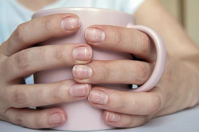 Hình ảnh bàn tay được chăm sóc, liên quan đến sức khỏe và sự tái sinh trong giấc mơ