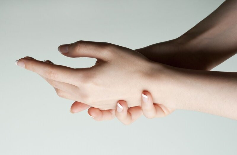 Hình ảnh bàn tay được dưỡng ẩm, hỗ trợ cách khắc phục móng tay bị xước hiệu quả.