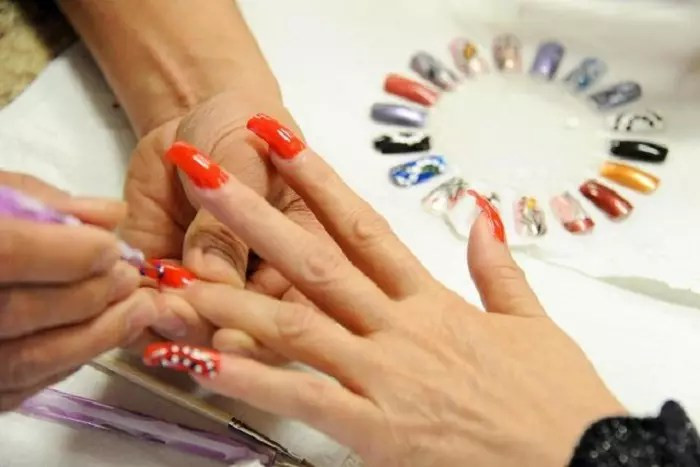 Hình ảnh bàn tay thợ nail chuyên nghiệp đang thực hiện làm móng chân, minh họa yếu tố tay nghề ảnh hưởng chi phí làm móng chân.
