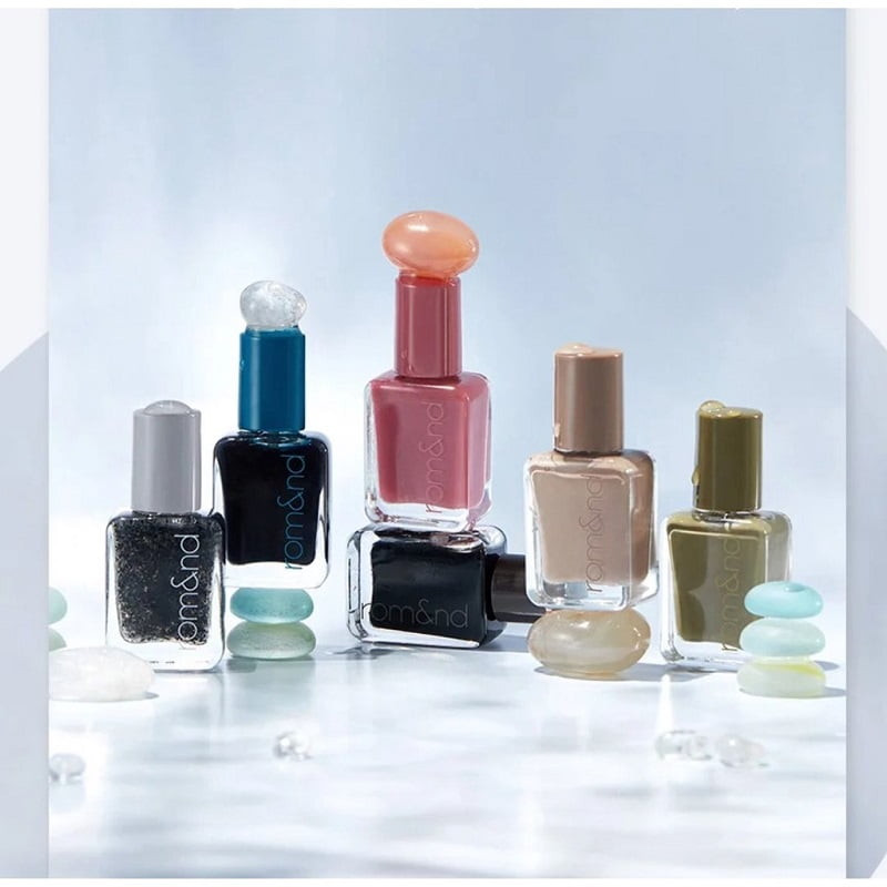 Khám Phá Các Loại Sơn Móng Tay Hàn Quốc Đang Thịnh Hành Nhất Hình ảnh các lọ sơn móng tay Rom&nd với thiết kế đẹp mắt và chất sơn trong trẻo