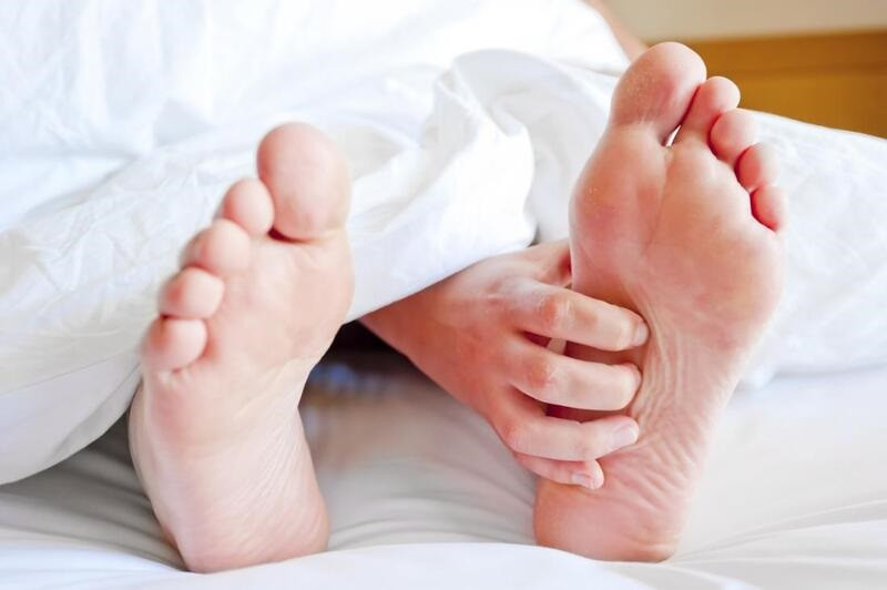 Hình ảnh cận cảnh móng chân bị nước ăn với các vết nứt và đổi màu