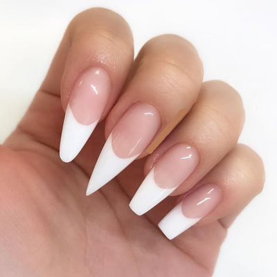Hình ảnh cận cảnh móng tay được đắp bột acrylic, thể hiện kỹ thuật đắp bột móng tay tiếng anh.