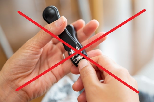 Hình ảnh cắt móng tay vào ban đêm biểu trưng cho quan niệm kiêng kỵ trong văn hóa Nhật Bản
