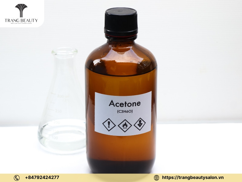 Cách Cứu Vãn Lọ Sơn Móng Tay Bị Đặc Hiệu Quả Nhất Hình ảnh chai Aceton và lọ sơn móng tay đang được pha loãng