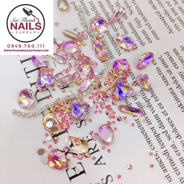 hình ảnh của phụ kiện nail Sài Thành, bao gồm các chai sơn gel và dụng cụ