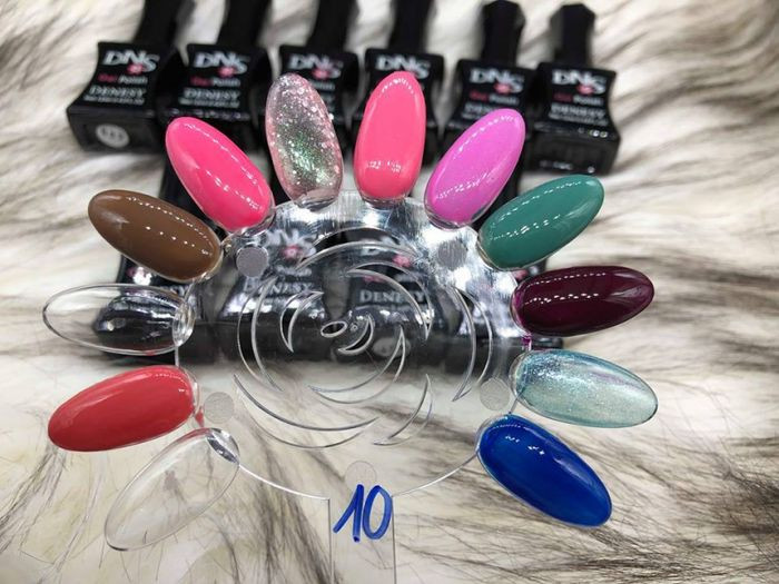 hình ảnh của phụ kiện nail Sài Thành tại Mỹ Anh Shop với nhiều loại gel và dụng cụ làm móng