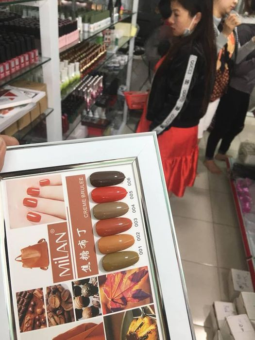hình ảnh của phụ kiện nail Sài Thành tại Shop Ngọc Bích, trưng bày các loại sơn và phụ liệu