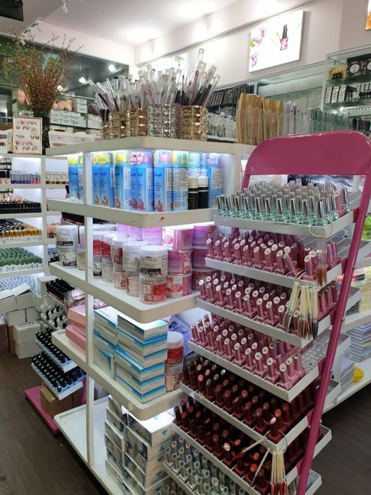 hình ảnh của phụ kiện nail Sài Thành tại Thegioinail666 với kệ hàng đầy đủ sản phẩm
