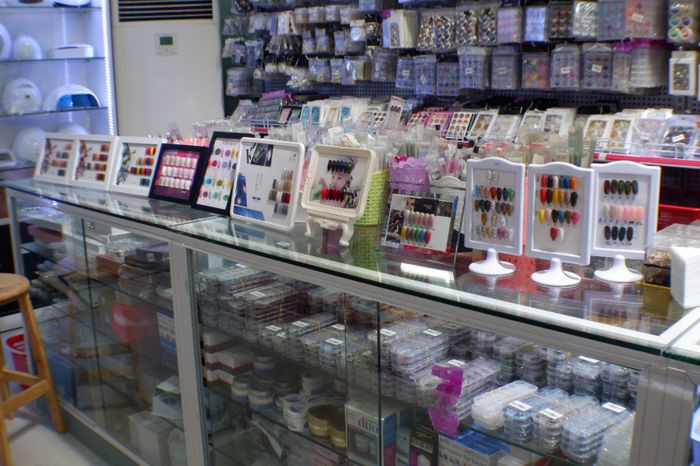 hình ảnh của phụ kiện nail Sài Thành với các loại đá và charm trang trí