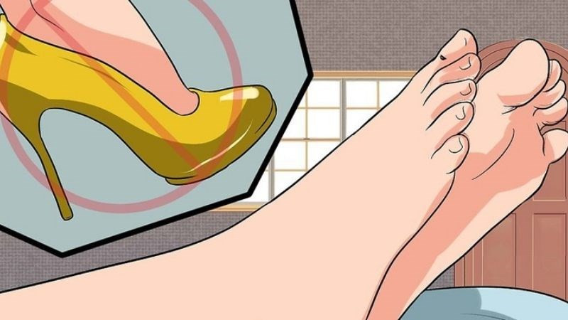 Hình ảnh giày dép chật chèn ép lên ngón chân cái bị hư, cần tránh