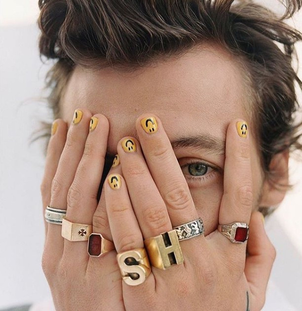 Hình ảnh Harry Styles với móng tay sơn hình mặt cười đầy màu sắc