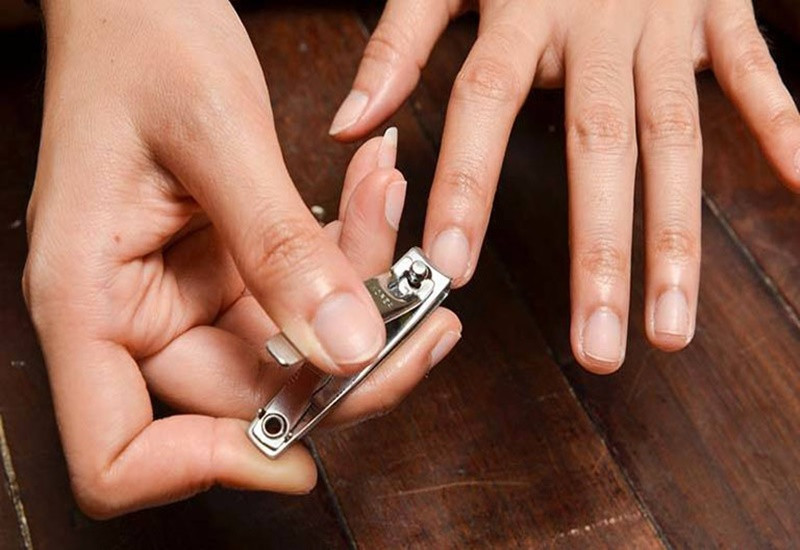Hình ảnh kìm bấm móng tay, nhắc nhở về vệ sinh cá nhân và phòng tránh lây nhiễm khi tìm cách trị móng tay bị rỗ.