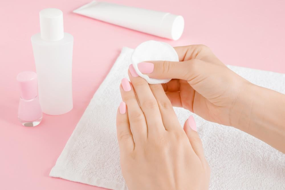 Hình ảnh minh họa các ngón tay được ủ acetone bằng bông và giấy bạc trong cách gỡ gel móng tay