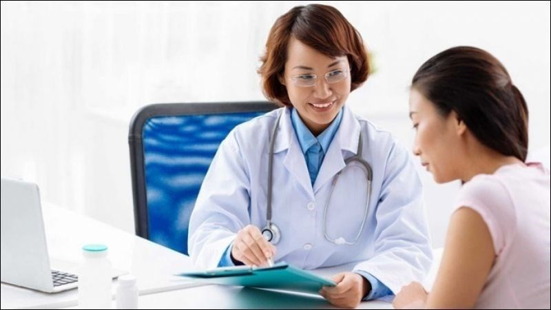 Hình ảnh móng chân cái bị sưng tấy, chảy mủ, đau nhức cần gặp bác sĩ