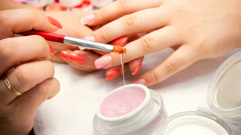 Hình ảnh móng tay giả được đắp bằng gel, gợi liên tưởng đến việc sử dụng keo dán móng tay giả có hại không.