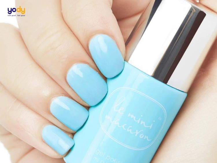 Hình ảnh móng tay màu xanh dương nhạt, màu sắc không phù hợp với người mệnh Hỏa theo phong thủy