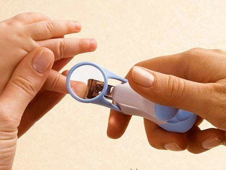 Hình ảnh móng tay trẻ sơ sinh cần được cắt tỉa để tránh móng mọc ngược gây khó chịu.