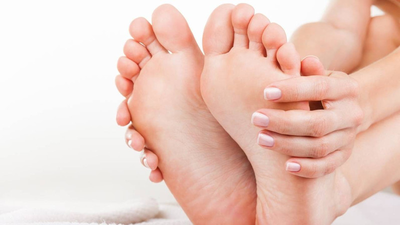 Hình ảnh một bàn chân đang bị ngứa móng chân, gây cảm giác khó chịu