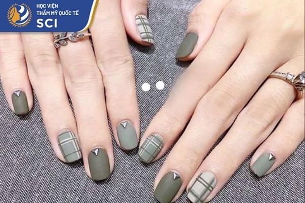 Hình ảnh một bàn tay với các ngón được sơn nhám móng tay màu tối sang trọng