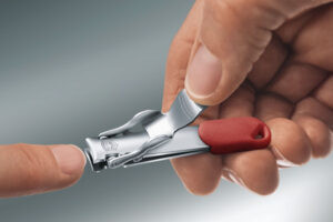 Đầu Năm Có Nên Cắt Móng Tay Không? Giải Mã Quan Niệm Từ Ảnh Nail Hình ảnh một người đang chăm sóc móng tay tại nhà với các dụng cụ chuyên dụng