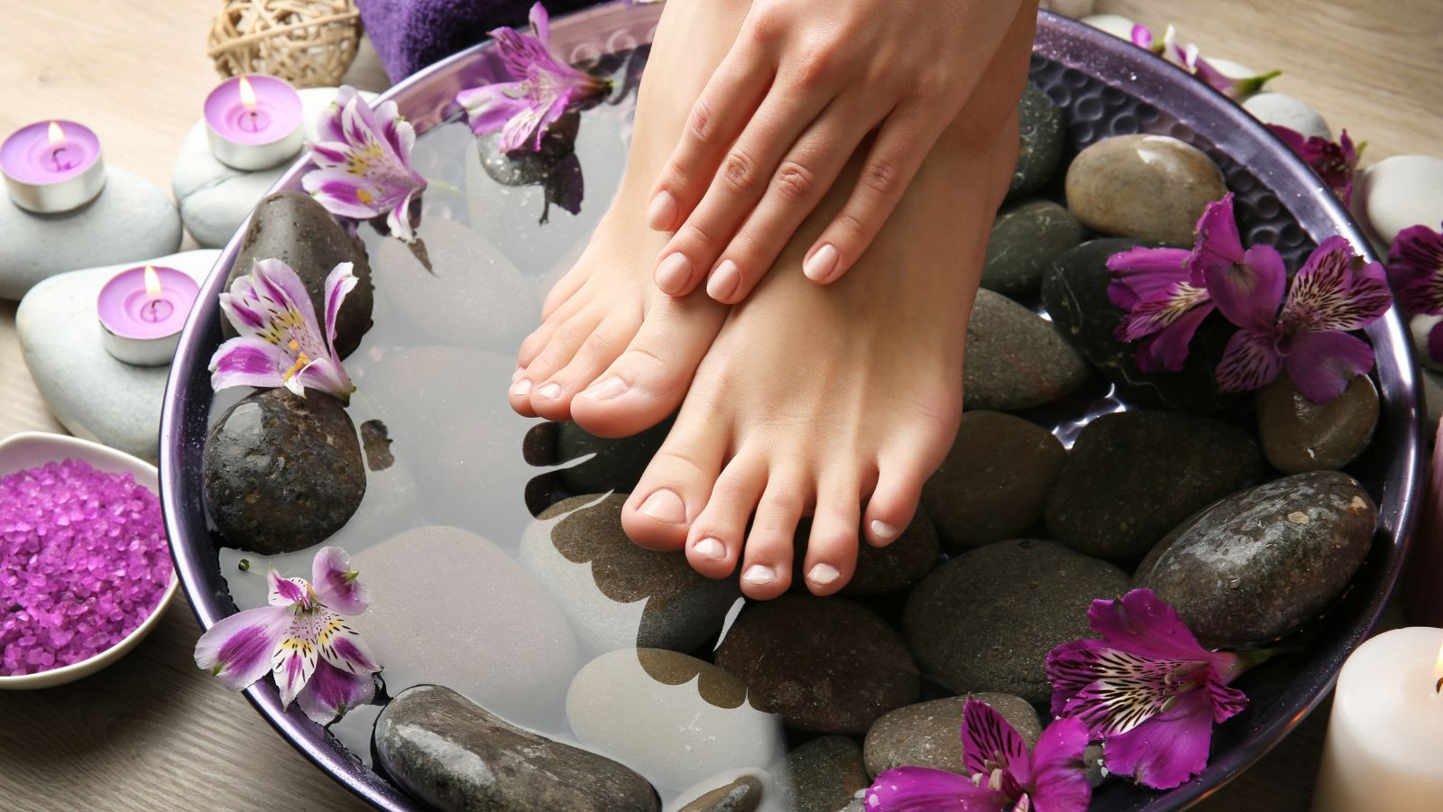 Hình ảnh một người đang gõ tìm kiếm trên máy tính, minh họa cho việc kiểm tra tên tiệm nail tiếng Anh để tránh trùng lặp