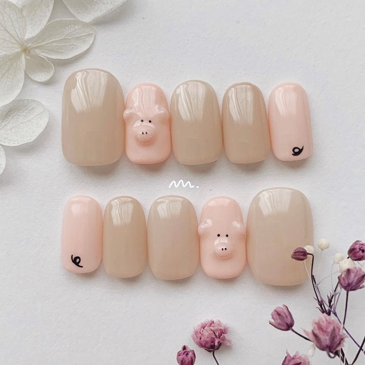 Hình ảnh nail heo con với nơ đỏ trên nền móng hồng