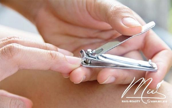 Hình ảnh người phụ nữ đang cắt móng tay tại nhà