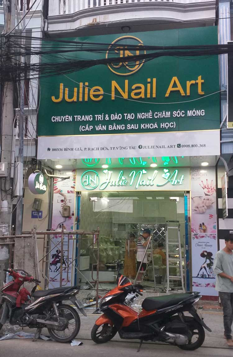 Hình ảnh thi công bảng hiệu và nội thất tiệm nail Julie
