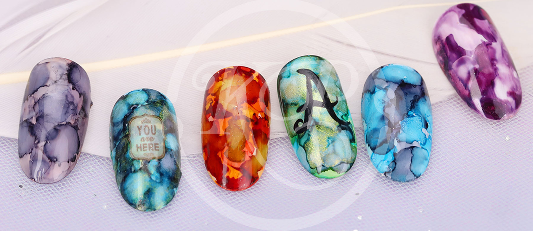 Hình ảnh thợ nail đang chăm sóc móng cho khách, minh họa tiếng anh ngành nail phần 1