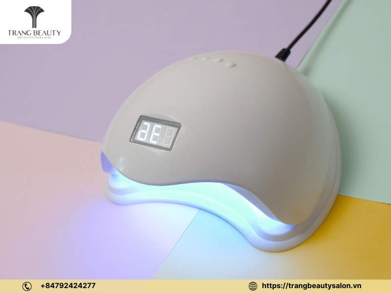 Hơ đèn UV LED cho móng tay gel để đảm bảo độ bền và nhanh khô khi sơn móng tay gel tại nhà