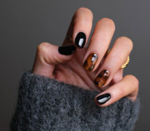 Họa tiết da báo trên nền sơn móng tay màu vàng nâu hợp mệnh Kim