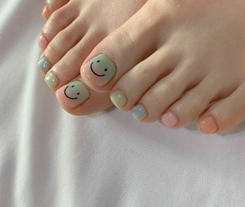 Hoạ tiết mặt cười dễ thương kết hợp nền sơn móng nhiều màu