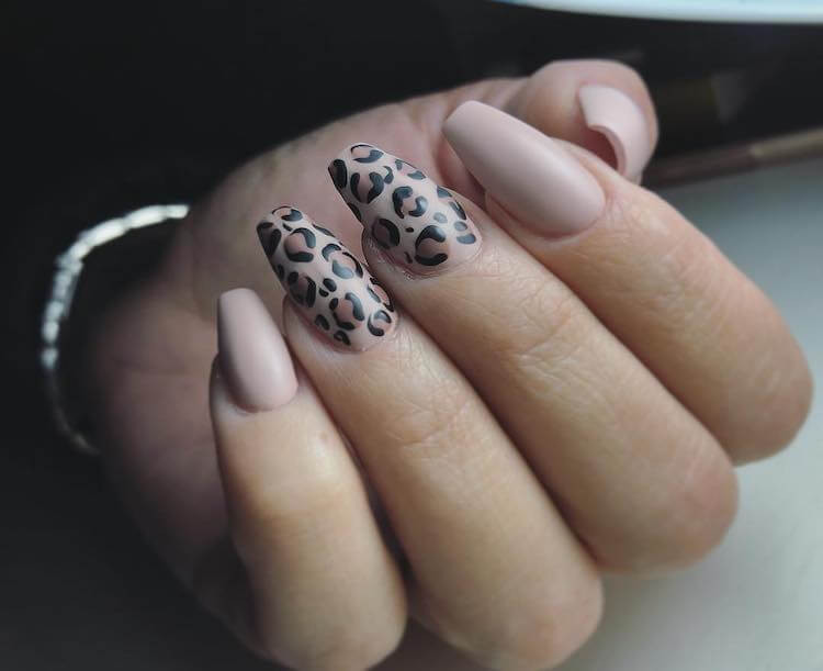 Họa tiết móng tay da báo màu nâu nhạt trên nền da đen