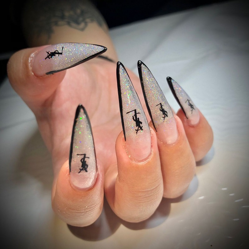 Họa tiết YSL màu đen vô cùng nổi bật trên nền sơn kim tuyến