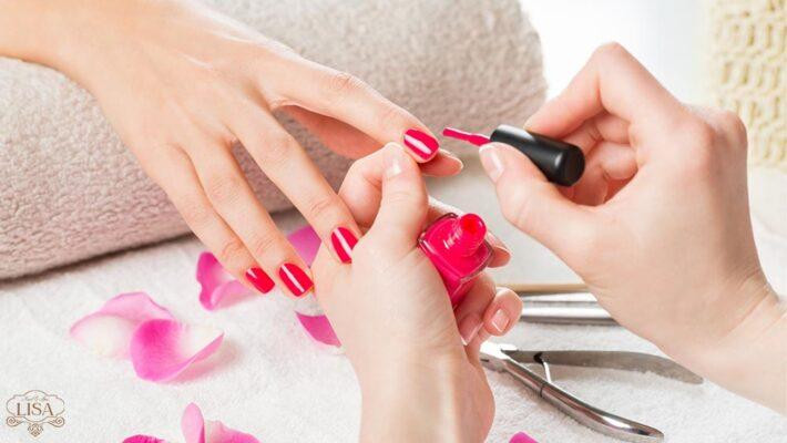 Hoàn thiện bằng lớp sơn bóng giúp móng tay tại nhà bền màu và sáng đẹp