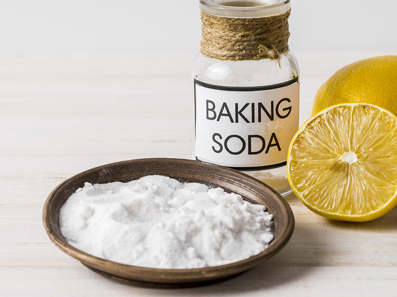 Hỗn hợp baking soda và nước, giải pháp hữu hiệu để tẩy sạch nghệ trên móng tay
