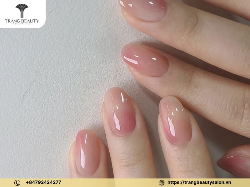 Hướng dẫn sơn lớp màu gel mỏng và đều lên móng tay khi sơn móng tay gel tại nhà