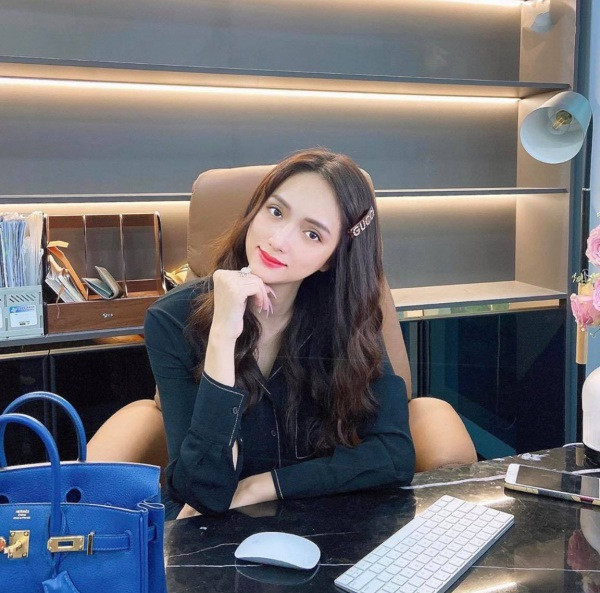 Hương Giang tự tin khoe móng tay dài nhọn, thể hiện phong cách cá nhân