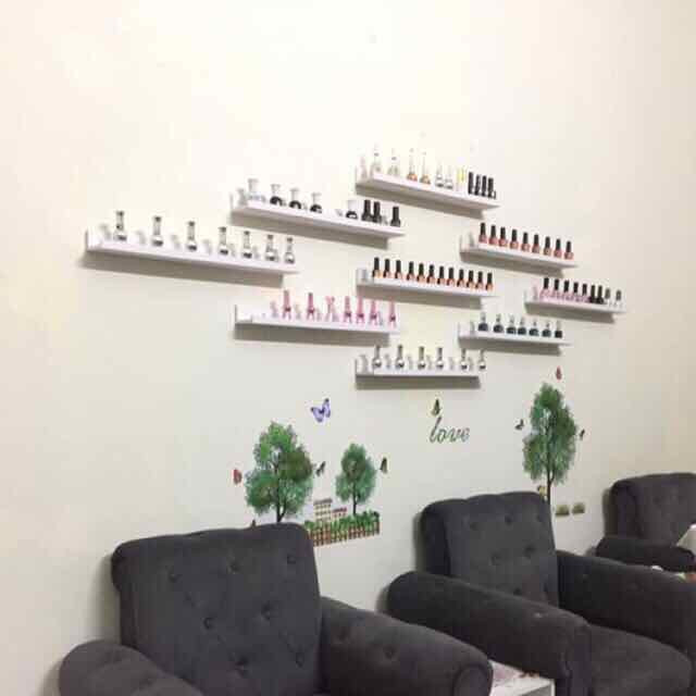 Kệ để sơn móng tay treo tường bằng gỗ tối giản