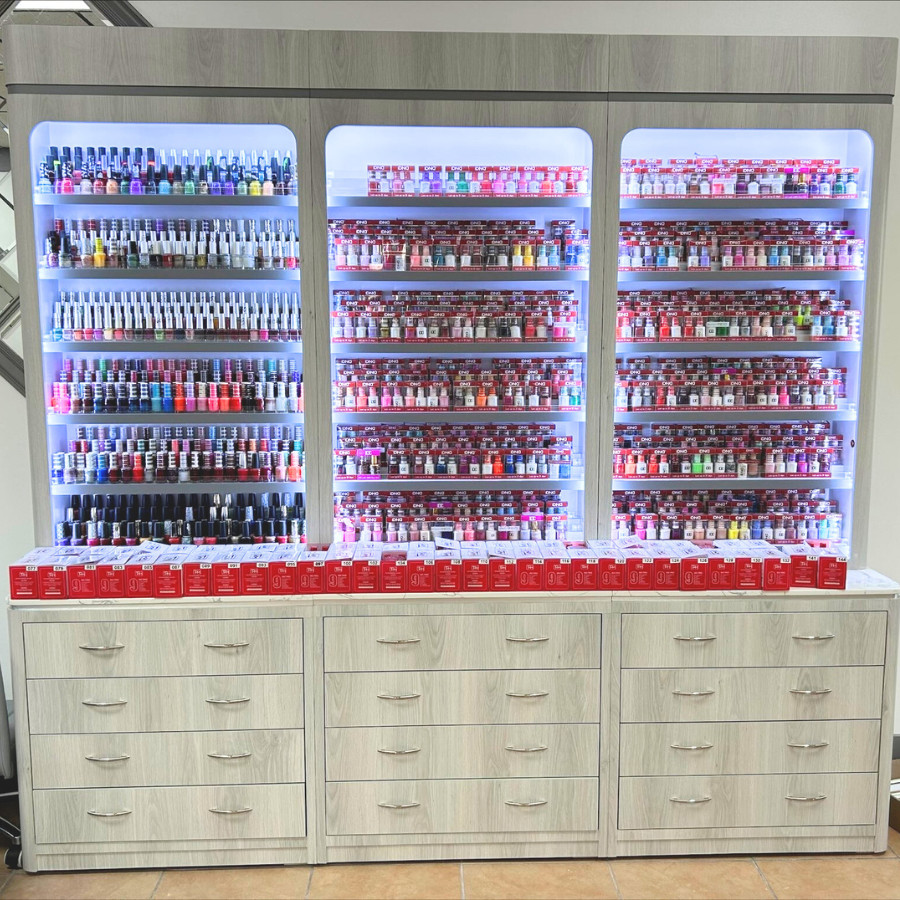 Kệ trưng bày sơn móng tay nhiều tầng màu trắng, phù hợp cho không gian nail salon nhỏ gọn