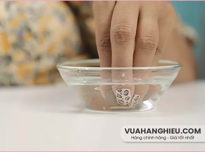 Kem baking soda được thoa lên móng để loại bỏ keo dán móng tay giả cứng đầu
