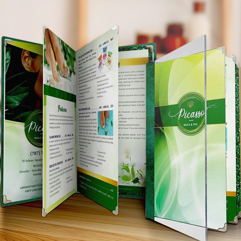 Khách hàng thoải mái lựa chọn mẫu nail từ các bộ sưu tập ảnh nail treo tường truyền cảm hứng tại tiệm