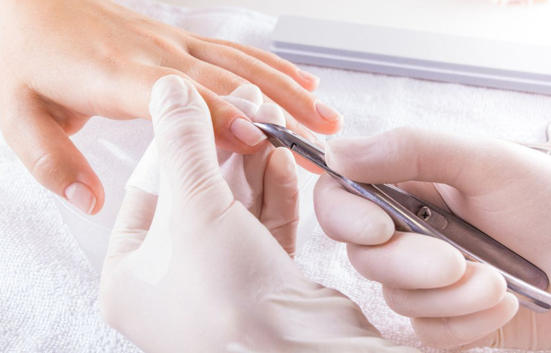 Cắt Móng Tay Chảy Máu Có Bị HIV Không: Giải Đáp Lo Lắng Của Bạn Khách hàng và thợ nail tại một tiệm làm móng chuyên nghiệp, minh họa các biện pháp an toàn giúp giảm thiểu lo ngại về cắt móng tay chảy máu có bị HIV không.