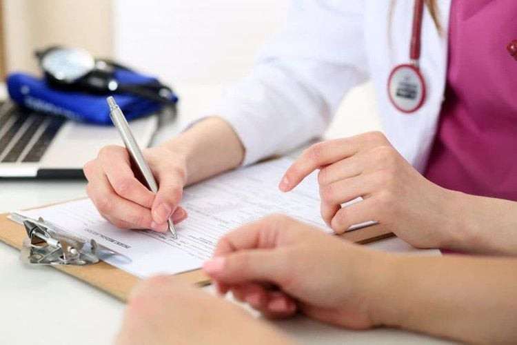Khám bác sĩ khi móng chân bị dày sừng và tách lớp