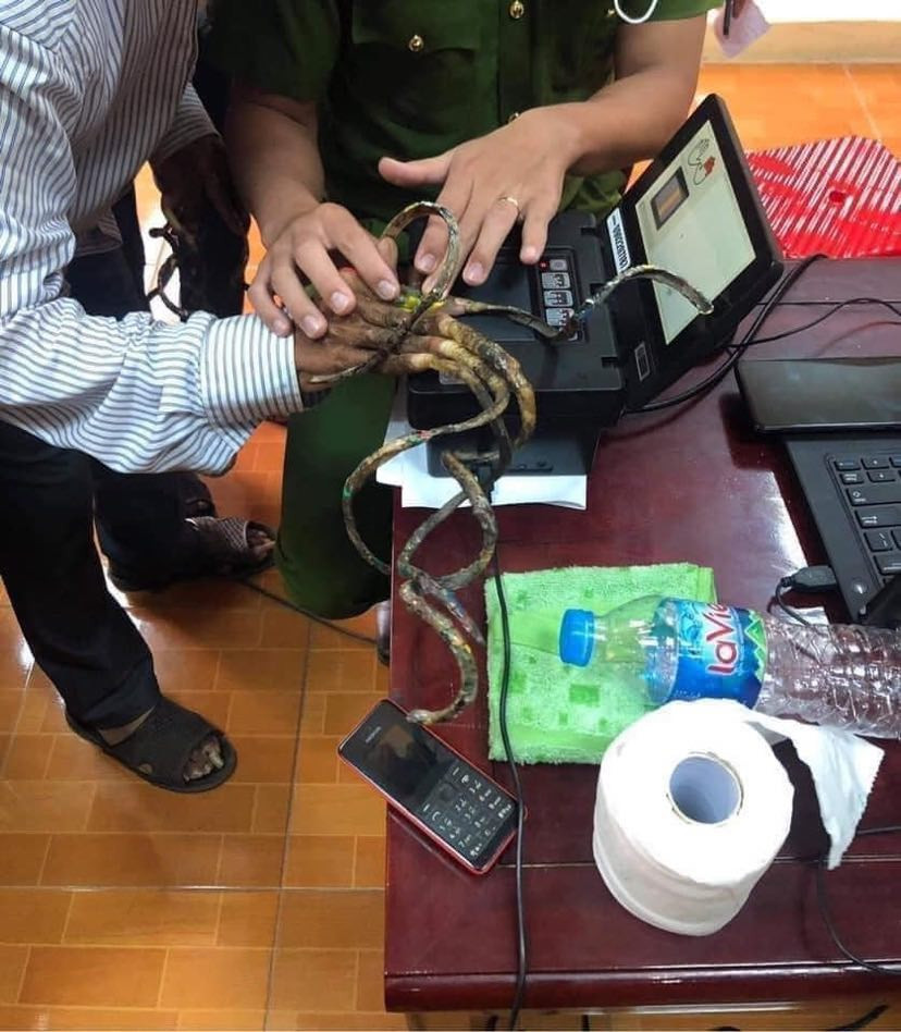 Khó khăn khi lấy dấu vân tay với bộ móng dài nhất Việt Nam