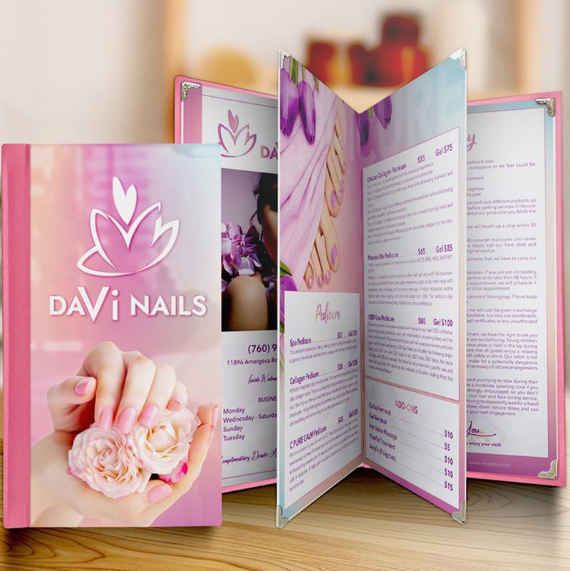 Không gian tiệm nail hiện đại với các mẫu ảnh nail treo tường tinh tế, tạo điểm nhấn nghệ thuật cho khu vực chờ