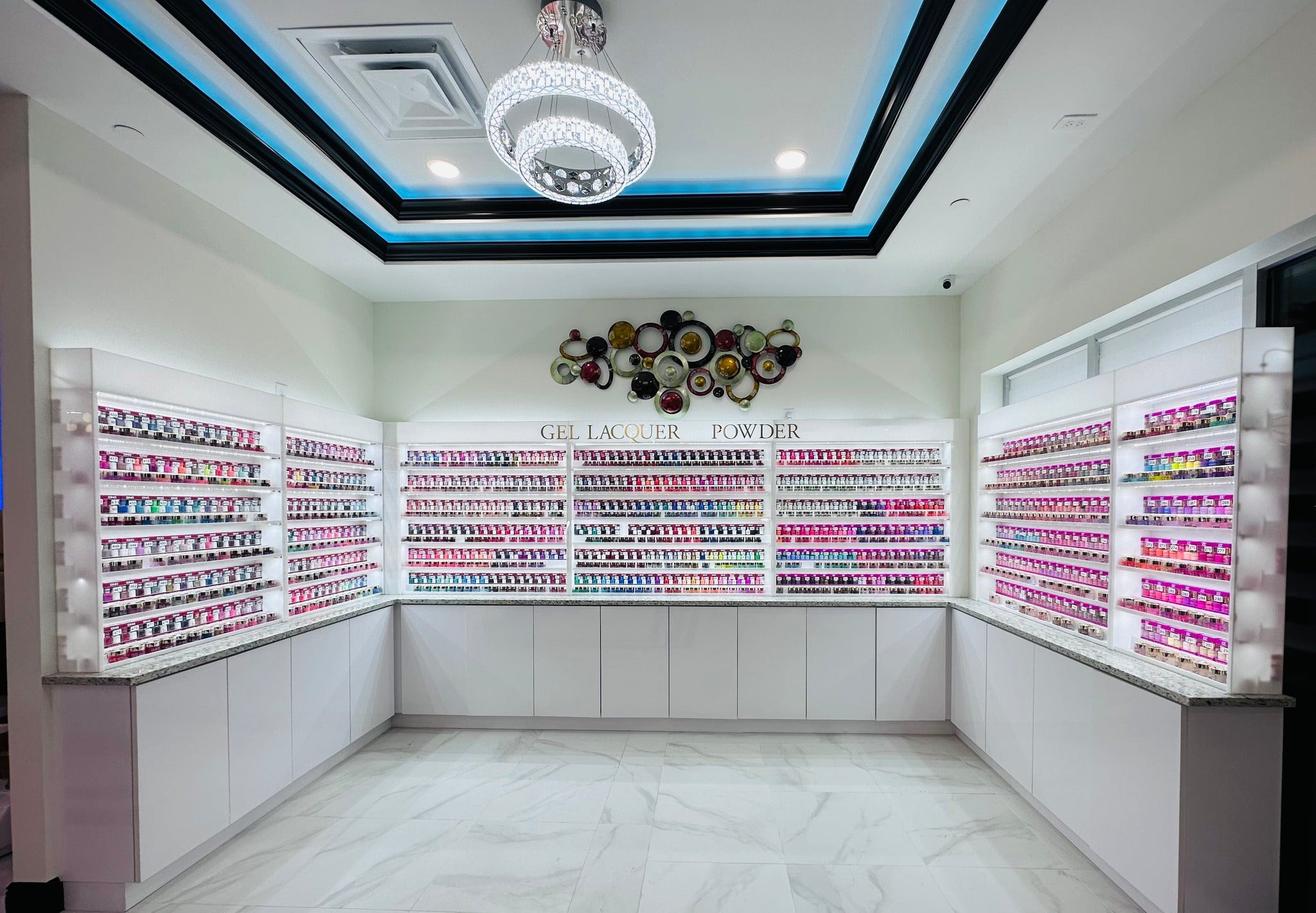 Không gian tiệm nail hiện đại với ghế pedicure, nhấn mạnh sự đầu tư vào dịch vụ chất lượng liên quan đến cầu móng tay là gì